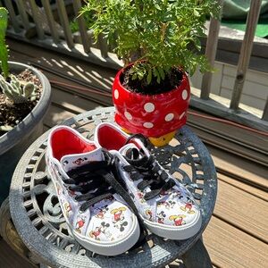 Disney Mickey Mouse Tennis Shoes size 5 White‎ with Mickey Mouse, black laces